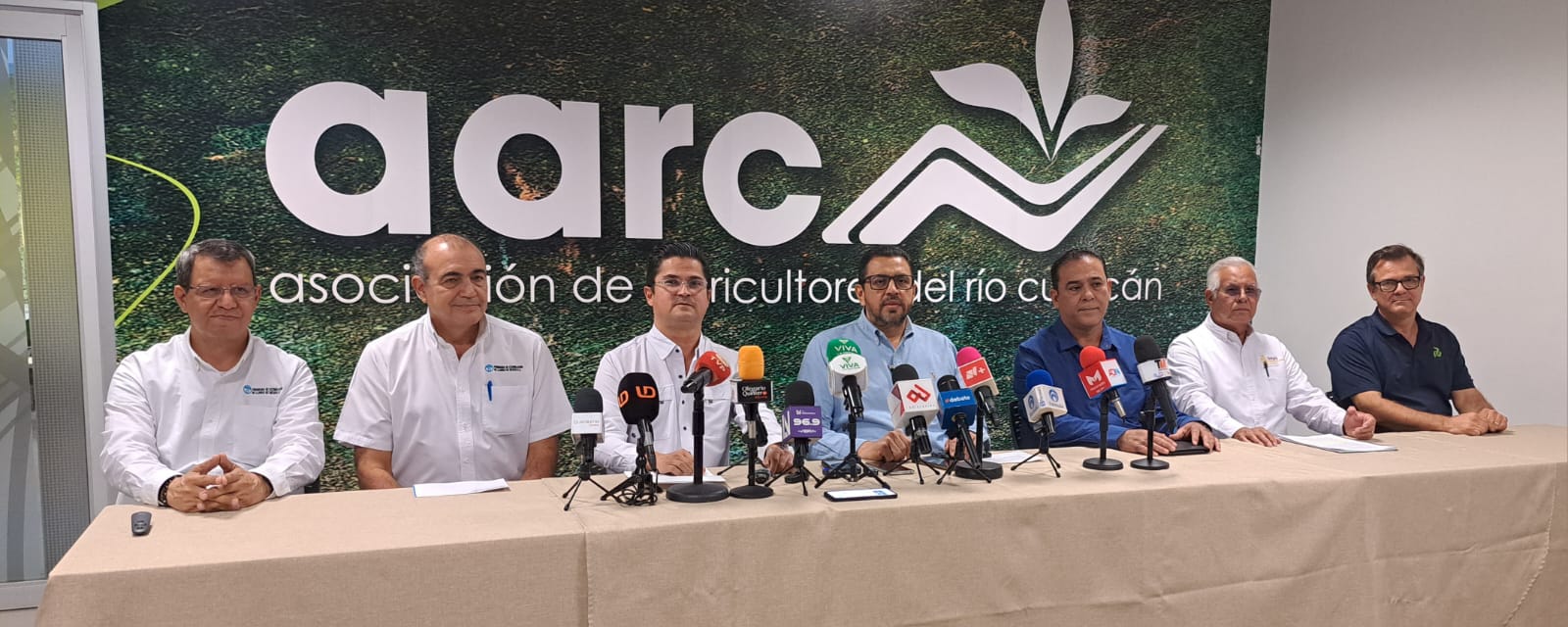 Representantes de AARC en una mesa