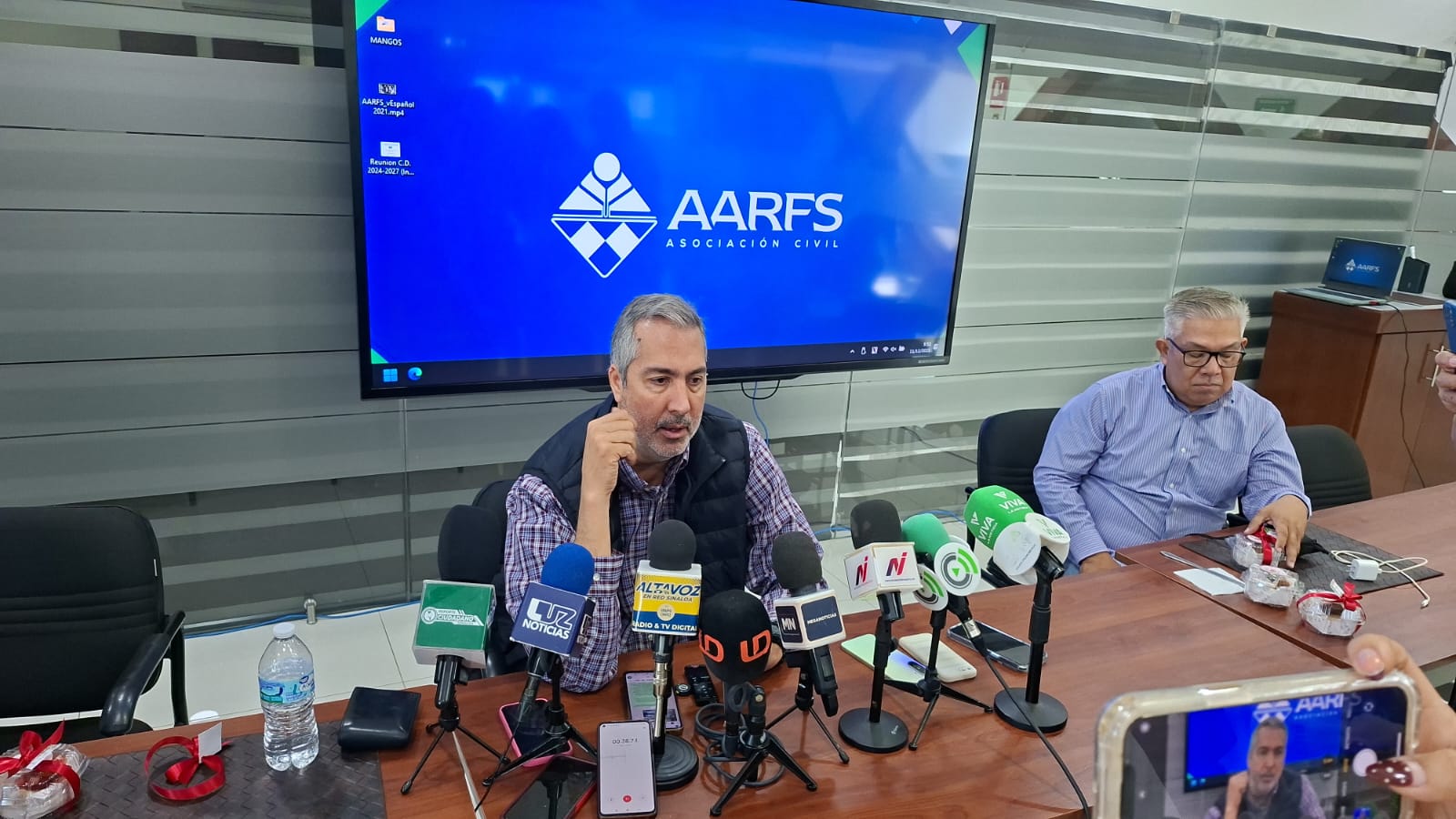 El presidente de la Asociación de Agricultores del Río Fuerte Sur en conferencia de prensa