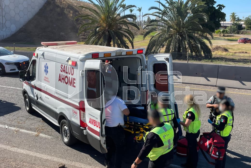 Elementos de emergencia subiendo a una persona en una camilla a una ambulancia