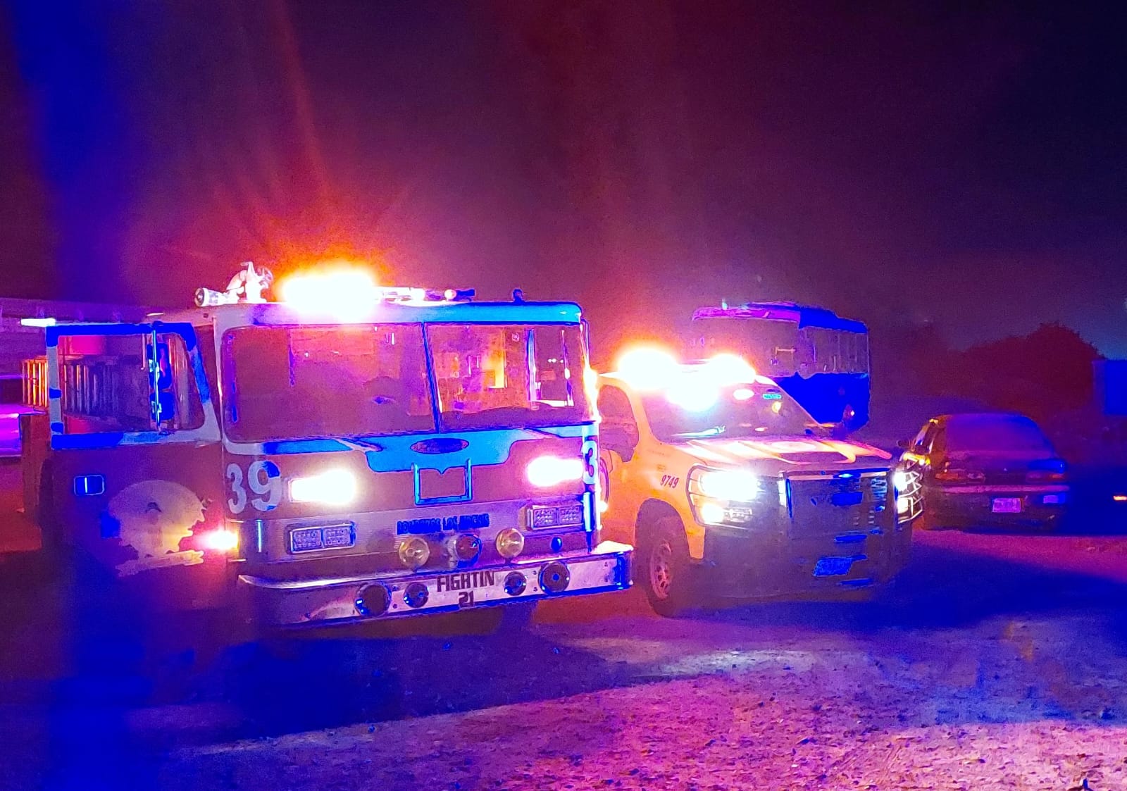 Unidad de bomberos y unidad de Protección Civil con las luces encendidas