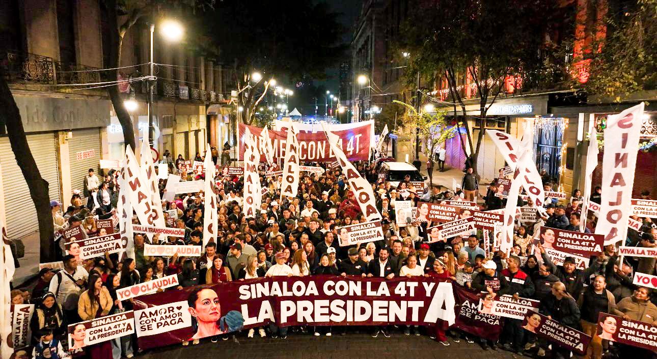 Personas en manifestación con pancartas en una calle