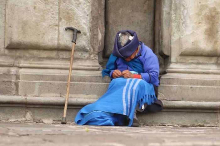 Persona de la tercera edad en estado de abandono