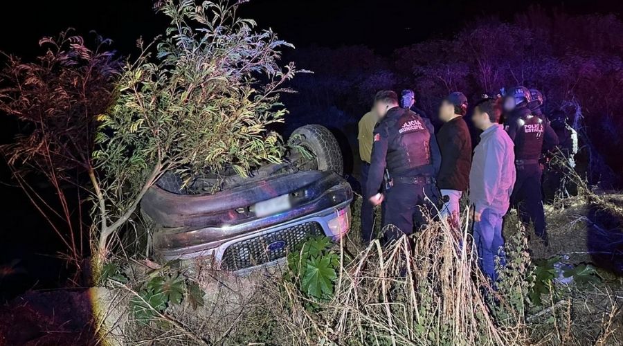 Una camioneta volcada junto a elementos de seguridad de la policía