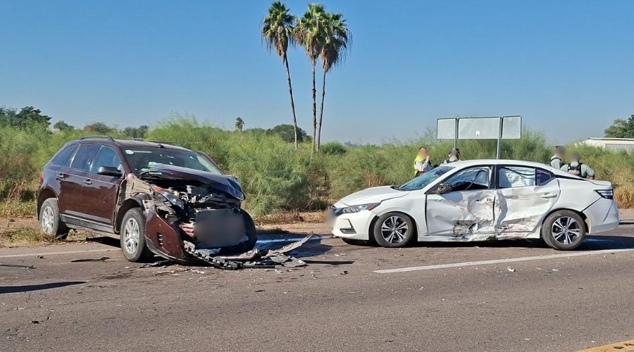 Dos carros chocados sobre la calle