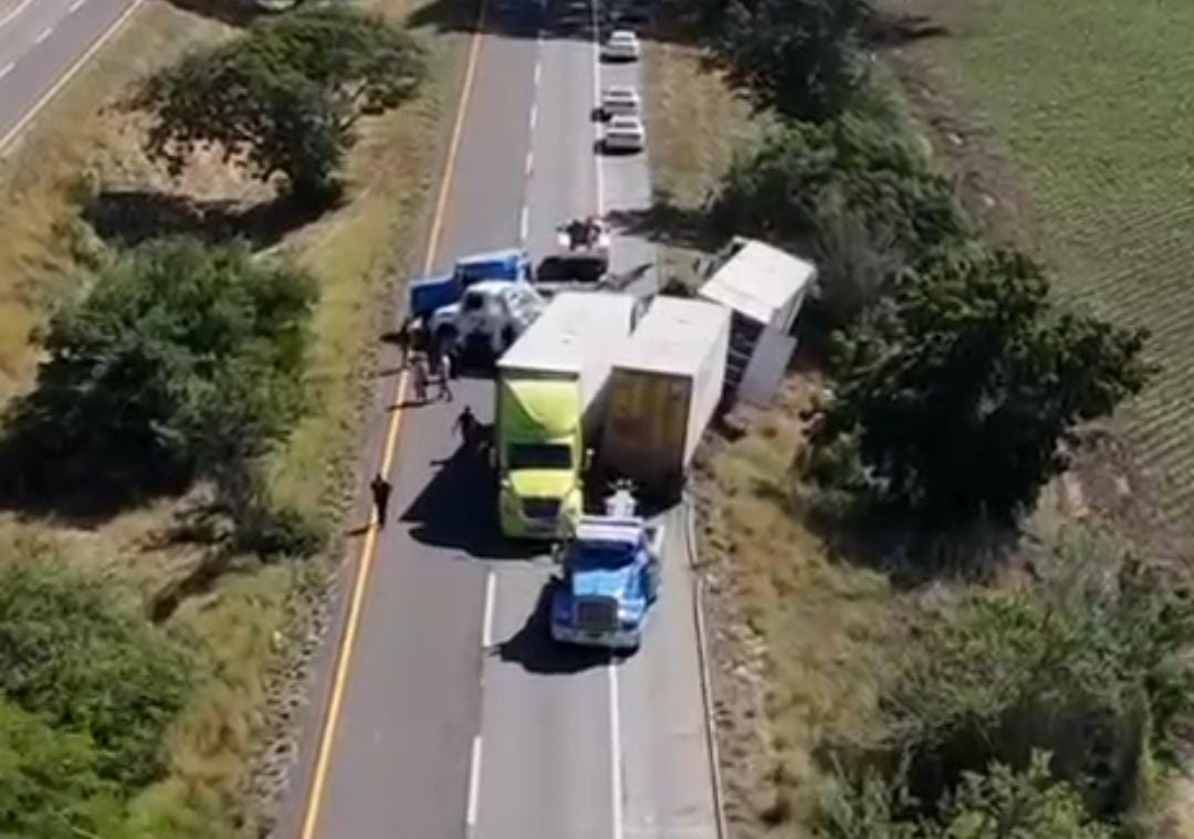 Traileres chocados sobre la autopista