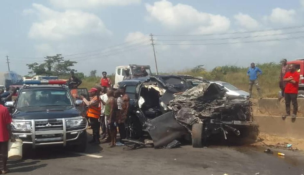 Accidente entre automóviles en una carretera