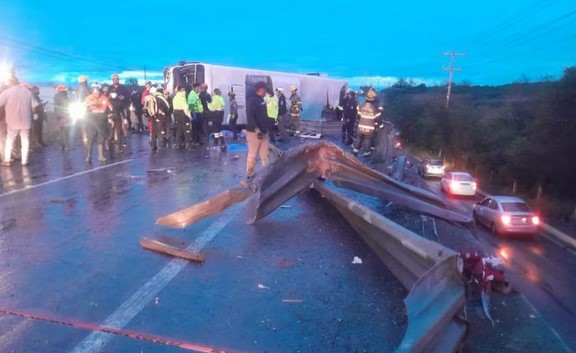 Accidente de camión deja 8 muertos y 58 lesionados en Apodaca, Nuevo León