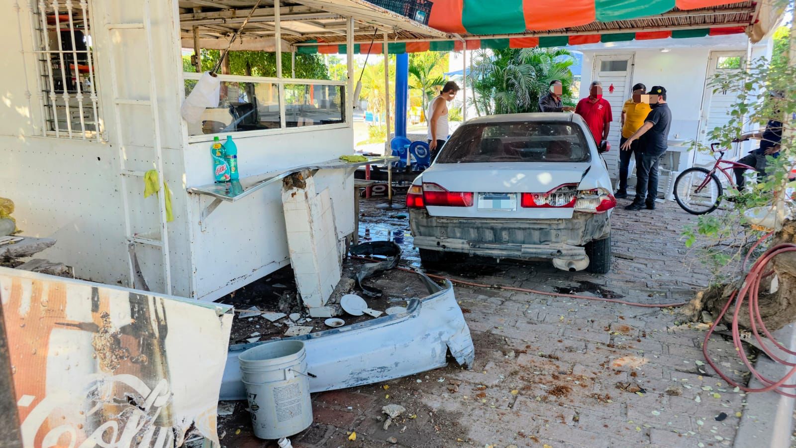 Vehículo accidentado al interior del restaurante de mariscos.