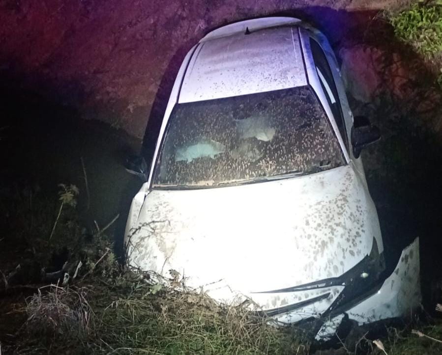 Vehículo blanco accidentado dentro de un canal