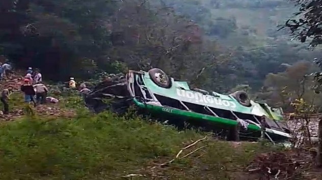Reportan 8 muertos y 19 lesionados tras accidente carreteo en Zontecomatlán, Veracruz
