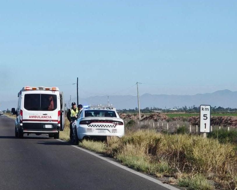 Mujer y hombre resultan lesionados en un accidente por la México 15 en El Carrizo, Ahome