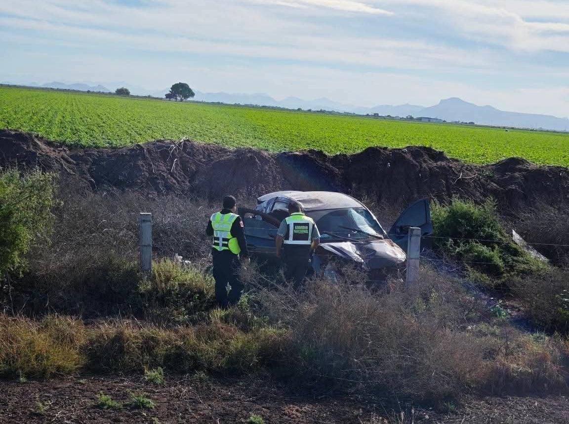 Mujer y hombre resultan lesionados en un accidente por la México 15 en El Carrizo, Ahome