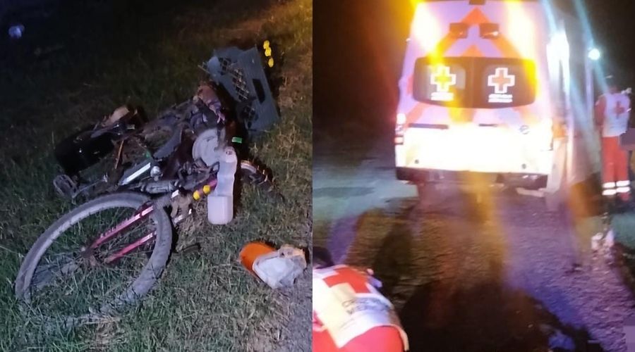 Bicicleta tirada en el pasto junto a una ambulancia de la Cruz Roja