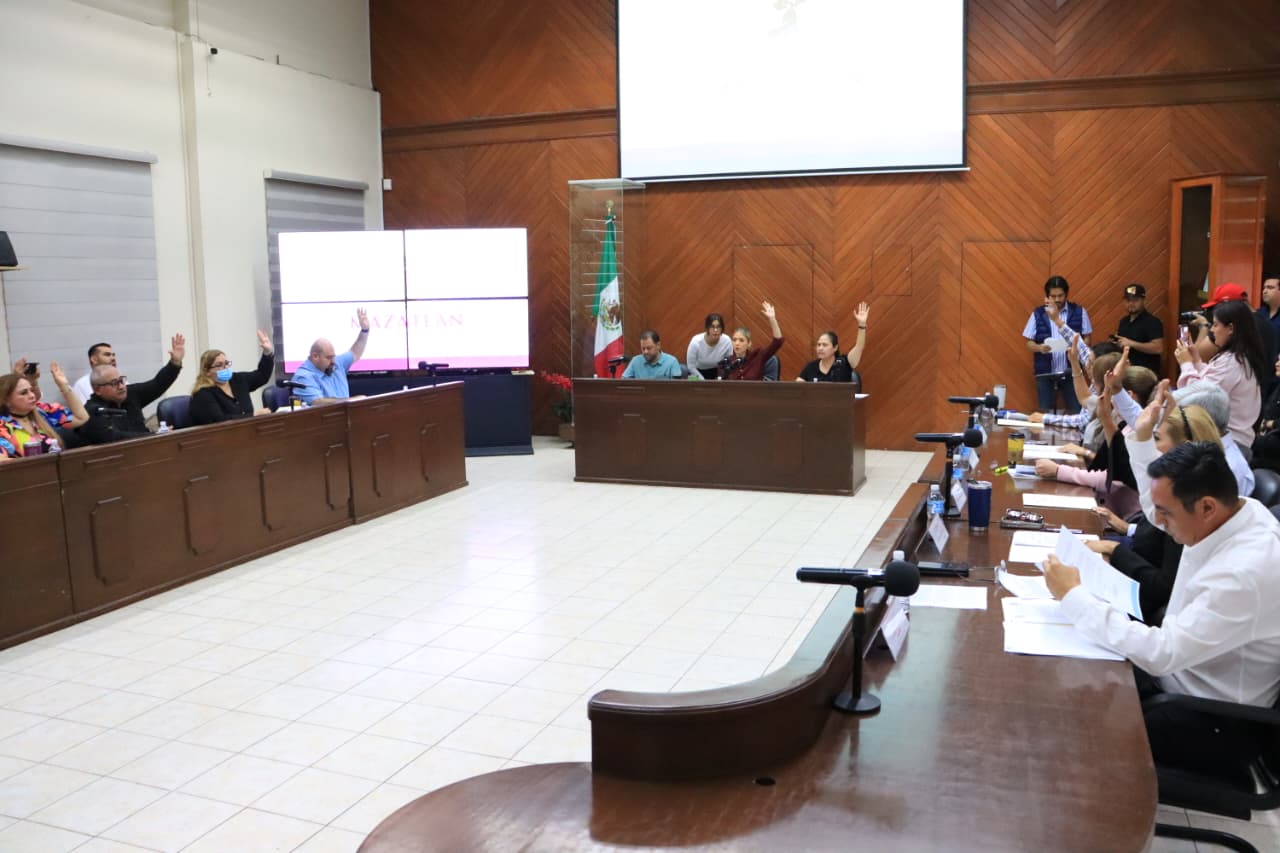 Cabildo de Mazatlán con funcionarios con la mano levantada
