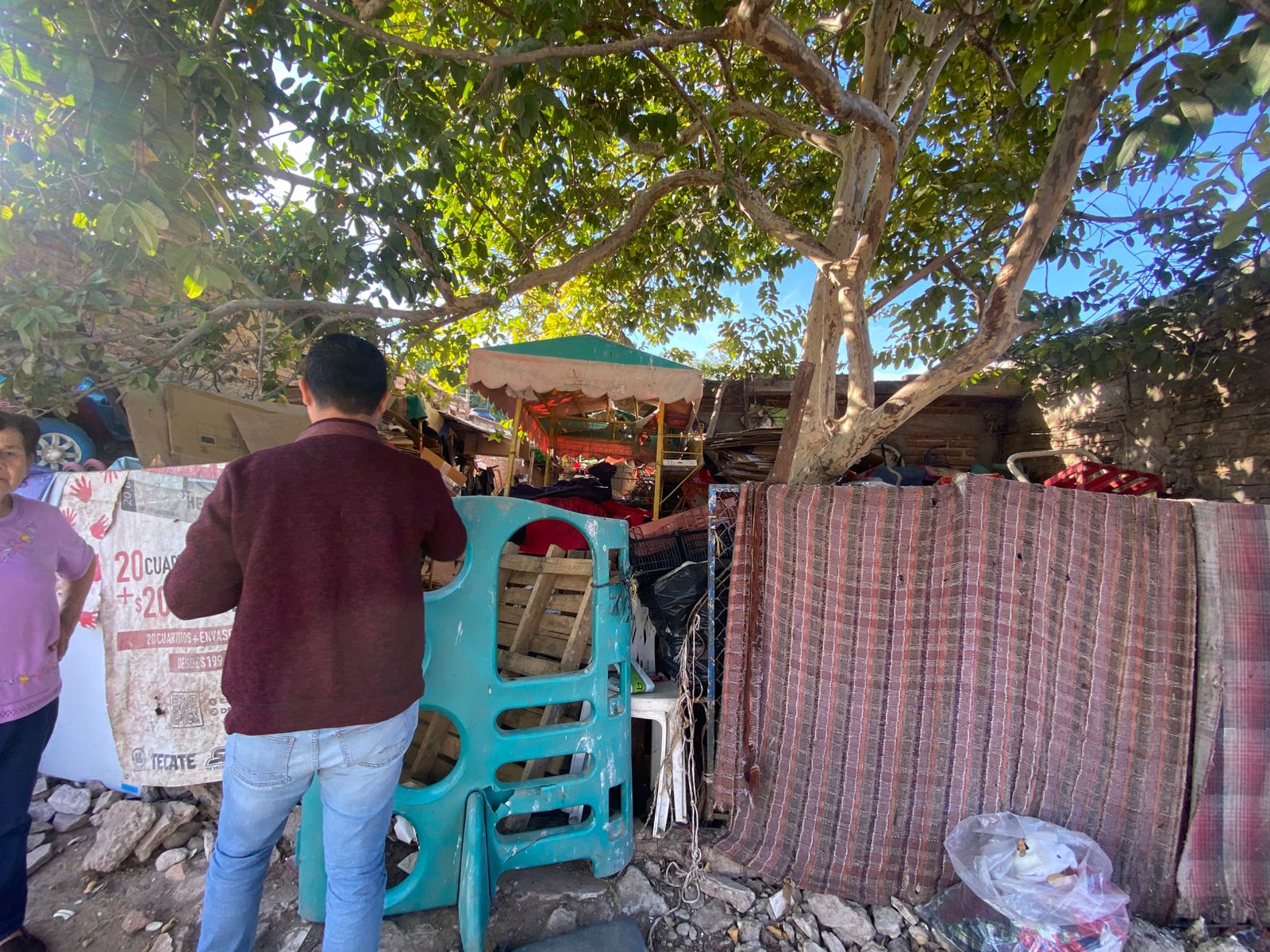 Persona en casa de bajos recursos