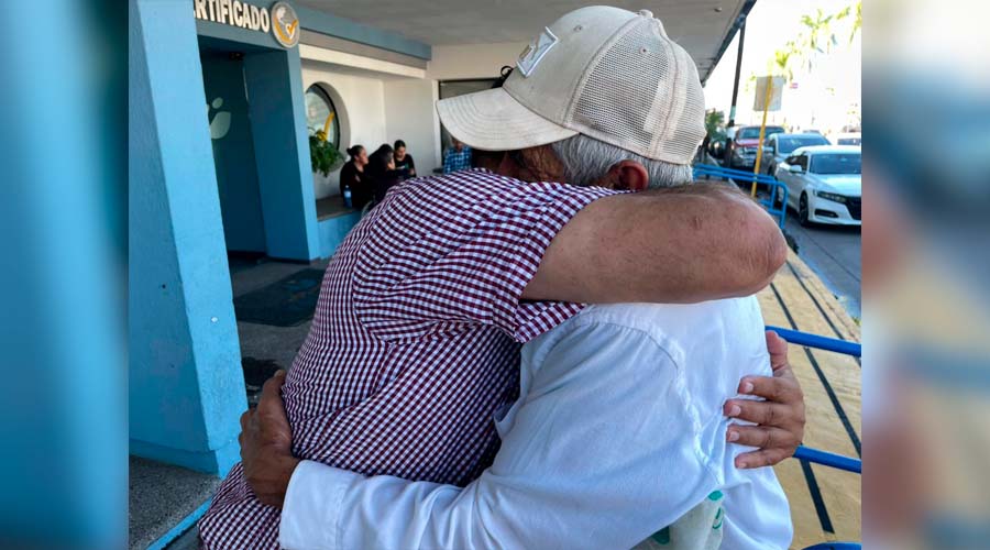 Adulto Mayor viaja desde San Blas para apoyar a Melissa