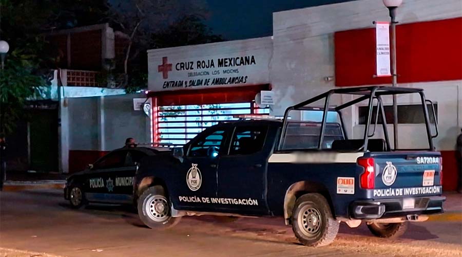 Elementos de la Policía Municipal de Ahome y la FGE afuera de Cruz Roja Los Mochis