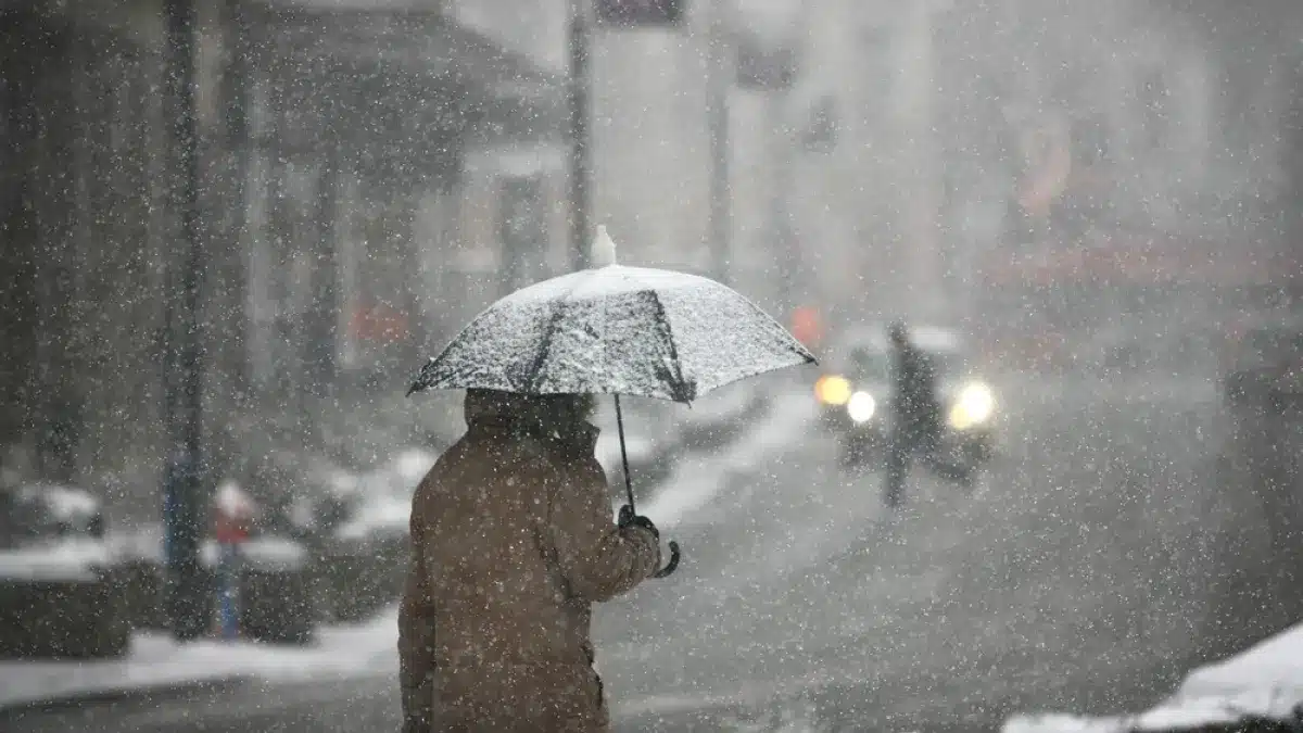Una persona con sombrilla cubriendose de una caida de Sinaloa bajo inestabilidad el 4 y 5 de diciembre aguanieve