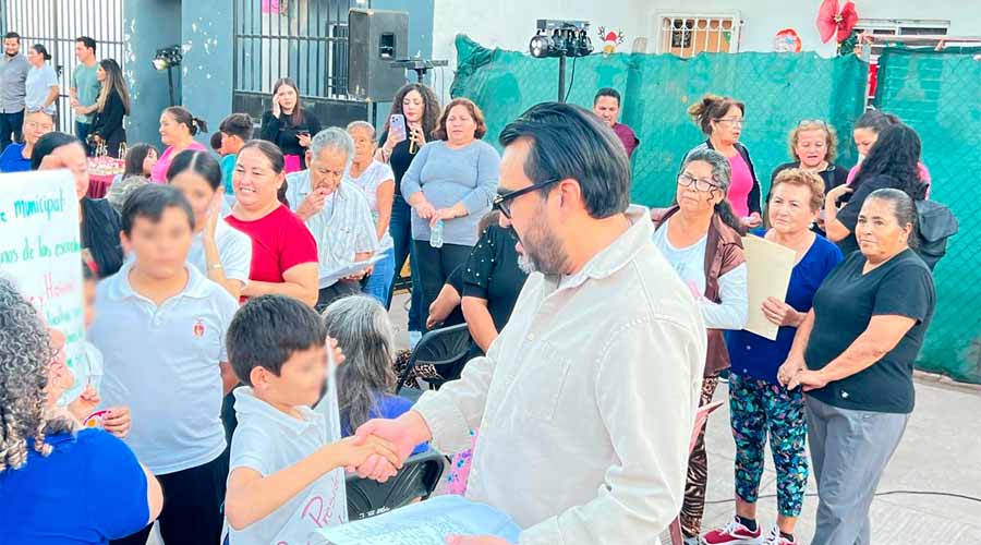 El alcalde de Culiacán, Juan de Dios Gámez en entrega de pavimentación