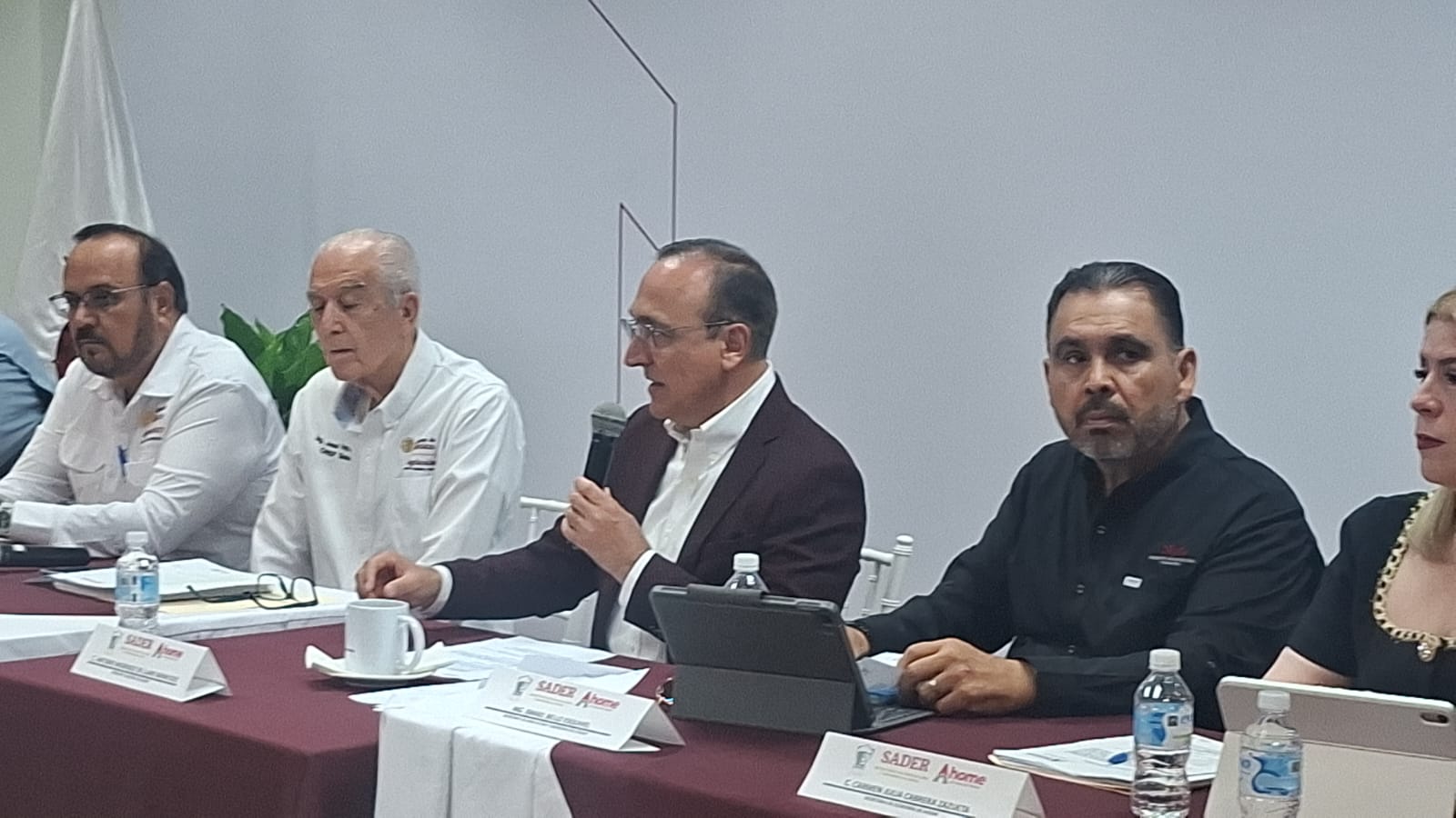 Alcalde de Ahome hablando por micrófono
