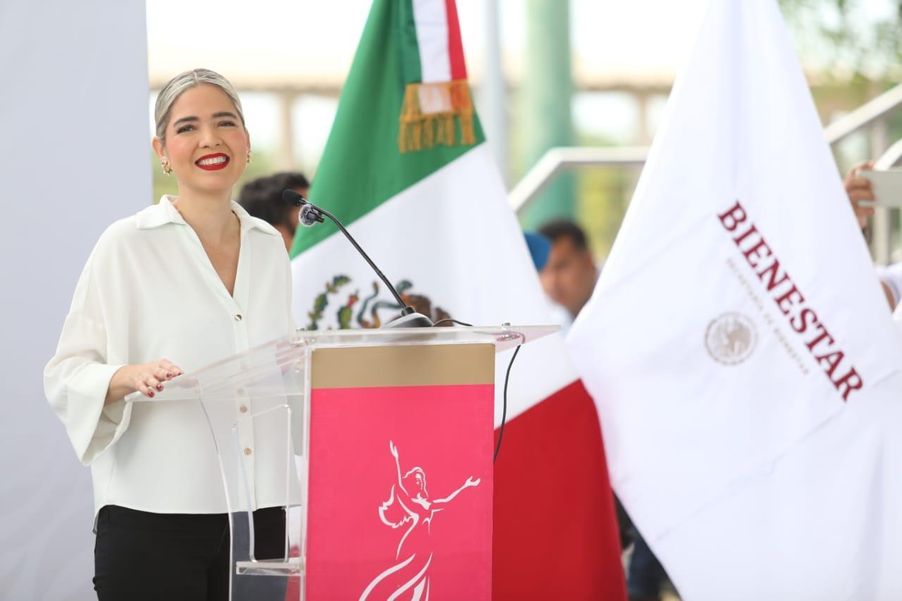 Estrella Palacios Domínguez, alcaldesa de Mazatlán hablando frente a un atril