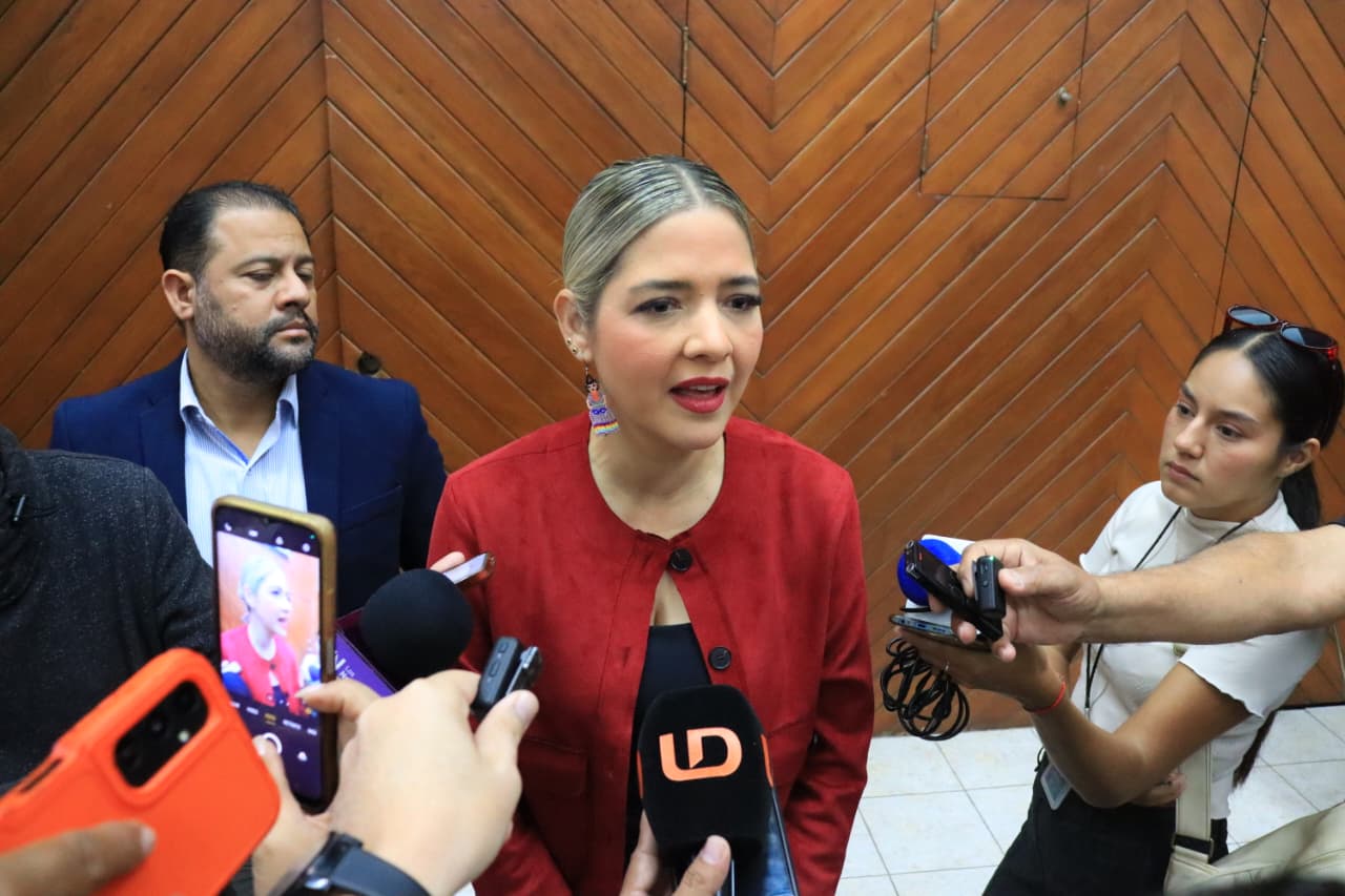 Estrella Palacios Domínguez, alcaldesa de Mazatlán dando declaraciones a los medios de comunicación