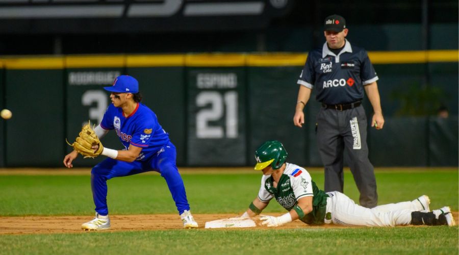 Alex Urías pegó jonrón con caja llena, doblete y sencillo en la jornada de domingo