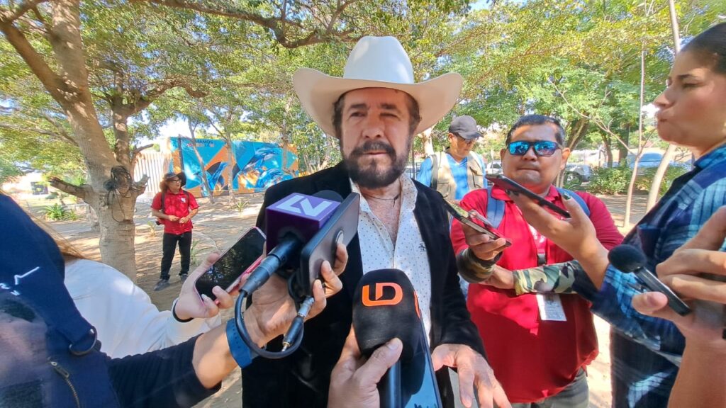 Alfredo Valdez Zazueta hablando con los medios