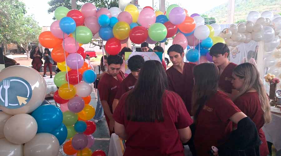 Alumnos participan en exposición UAdeO