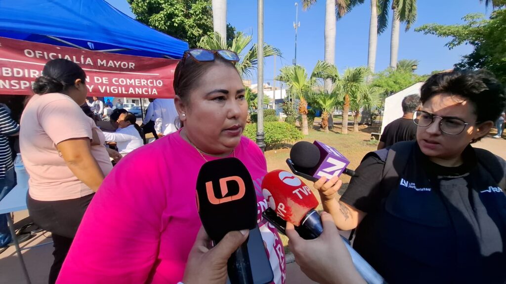 Amalia Sugey García Lizárraga hablando con los medios