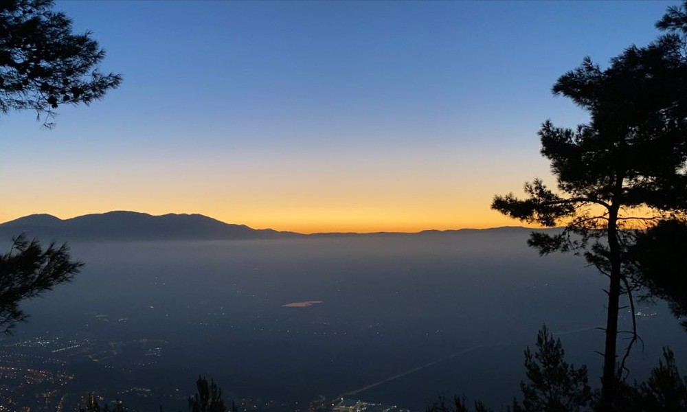 Amanecer e las montañas con sombras de arboles
