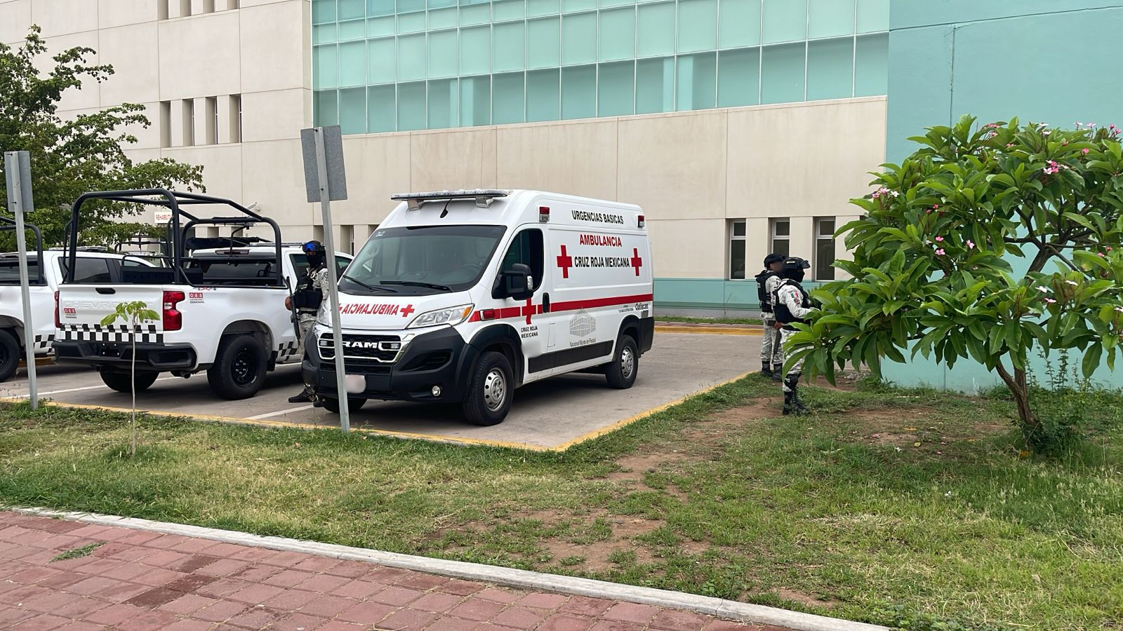 Ambulancias estacionadas afuera del Hospital General de Culiacán y elementos de seguridad custodiando el área