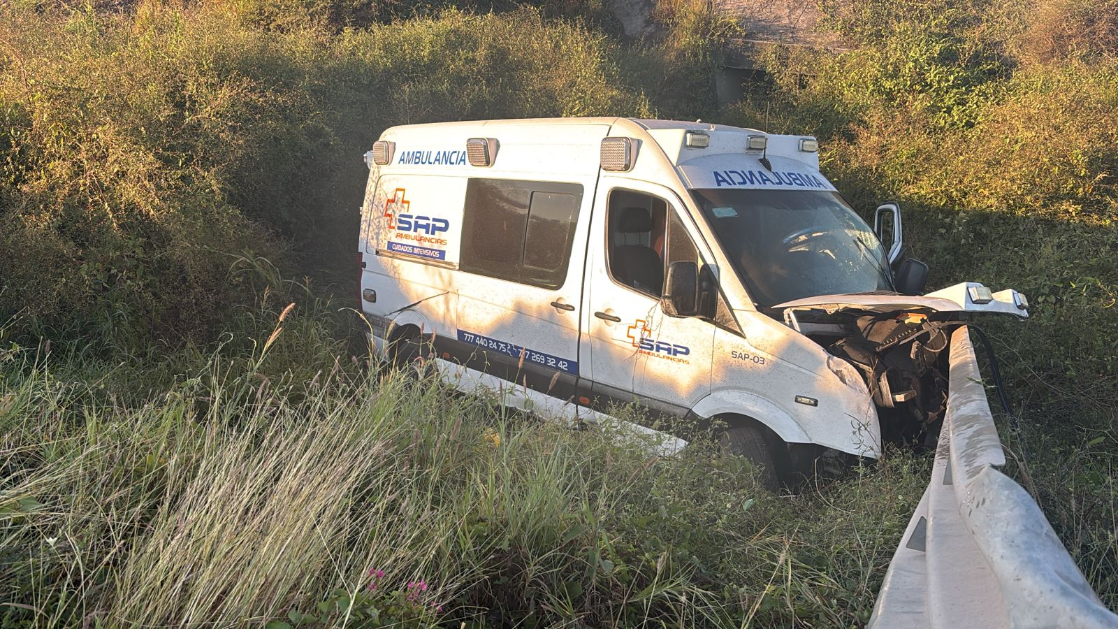 Ambulancia con daños en la parte frontal