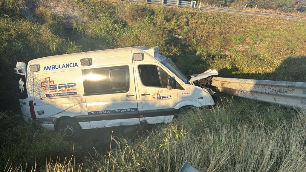 Ambulancia con daños en la parte frontal