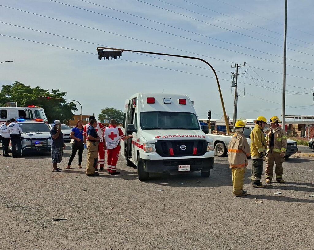 Ambulancia en el lugar del accidente en la carretera Los Mochis-El Fuerte
