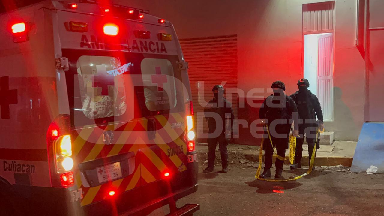 Personal del cuerpo de emergencias junto a una unidad de emergencias
