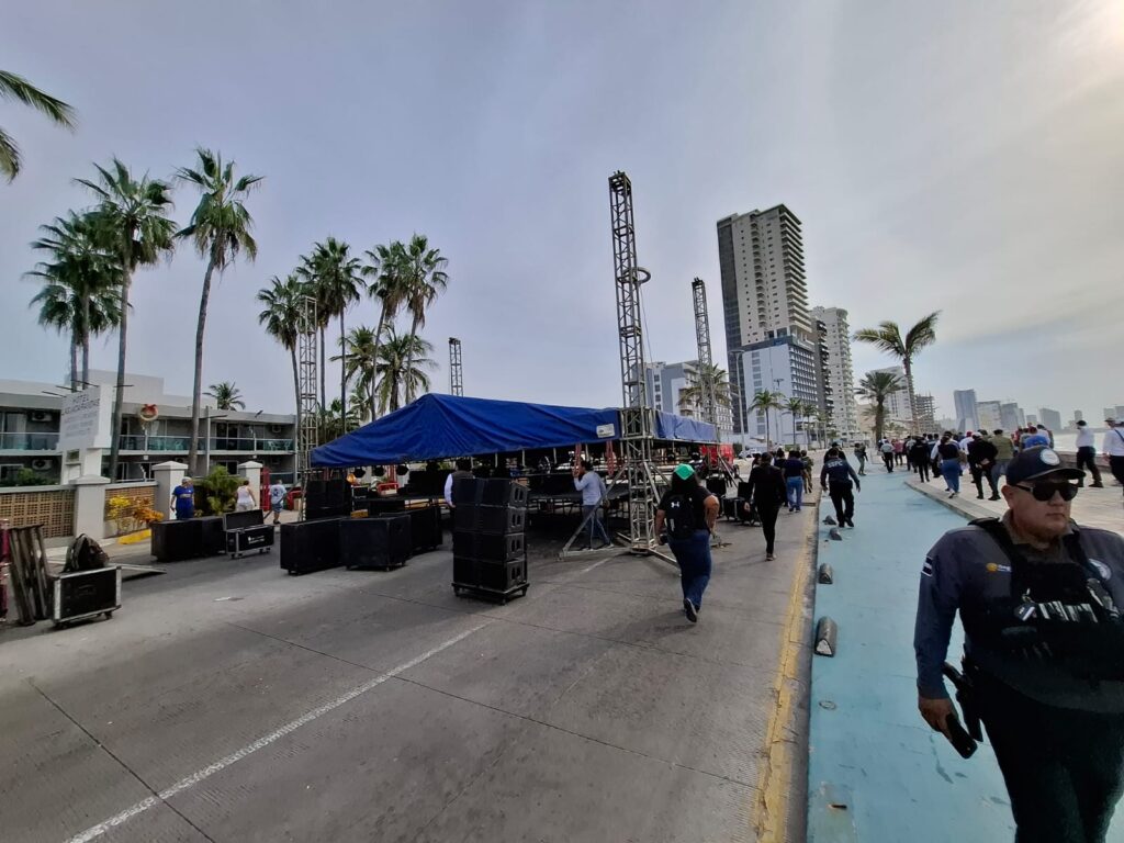 Instalación de templete en el Malecón de Mazatlán
