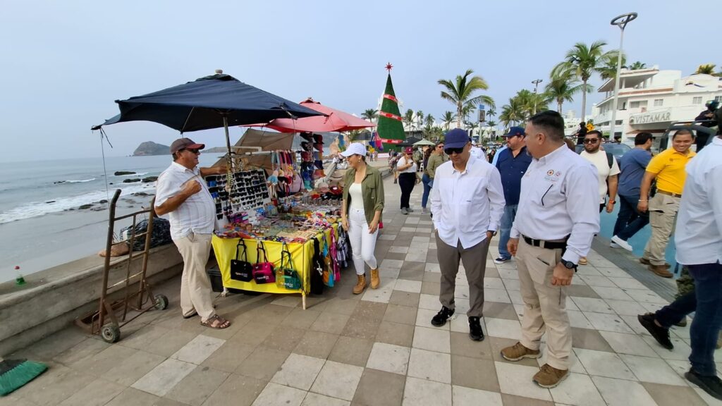 Presidenta Estrella Palacios en recorrido por el malecón nuevo