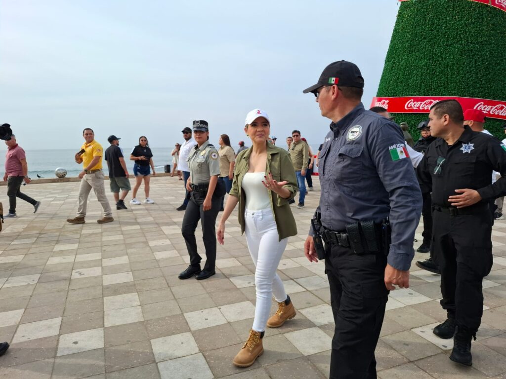 Presidenta Estrella Palacios en recorrido por el malecón nuevo