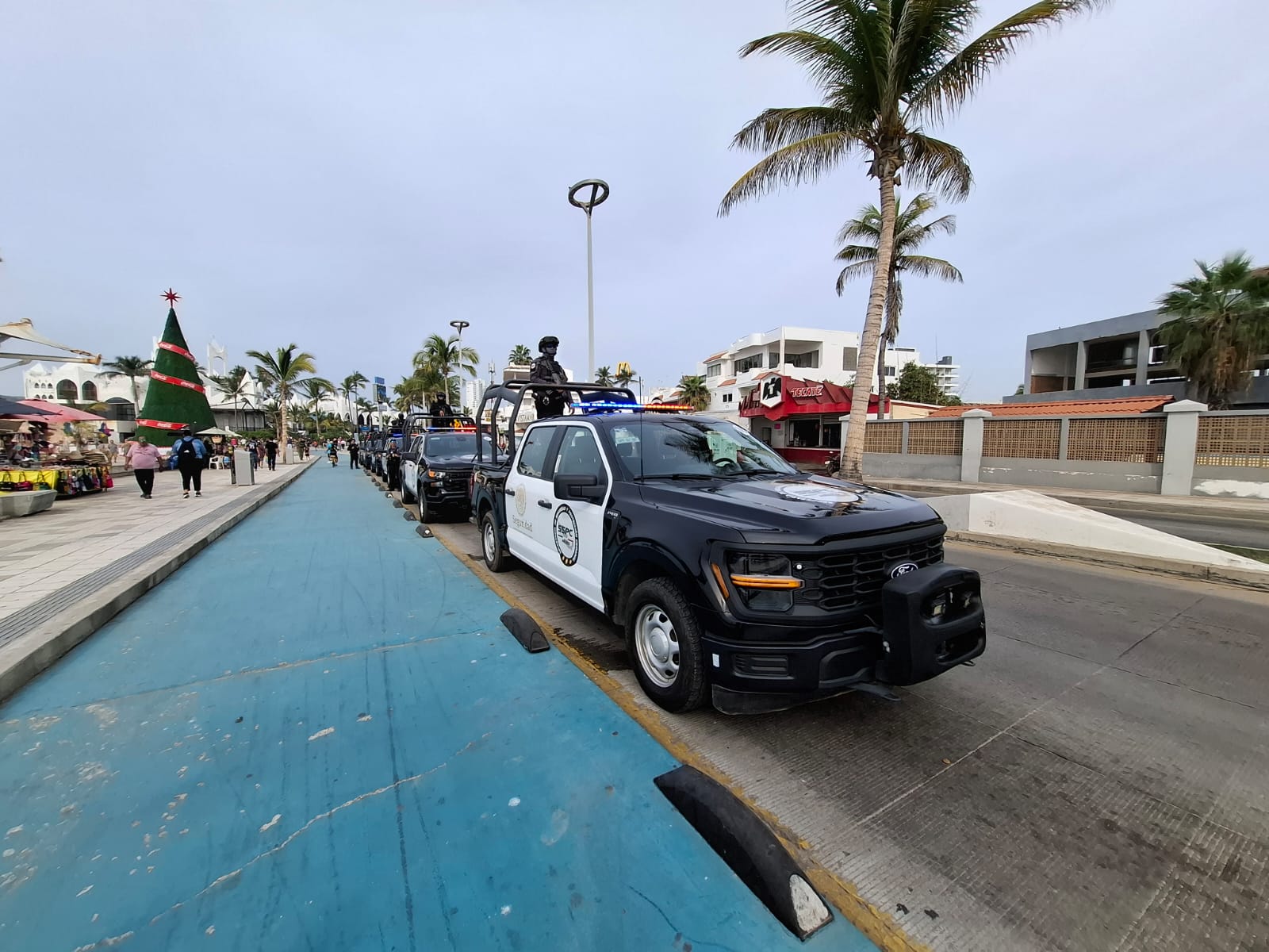 Patrullas sobre el malecón de Mazatlán