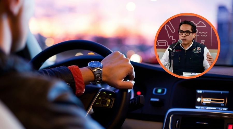 Persona manejando un carro junto a Roy Navarrete Cuevas