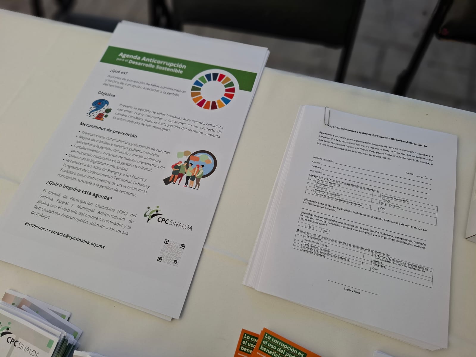 Documentos y hojas de papel sobre una mesa