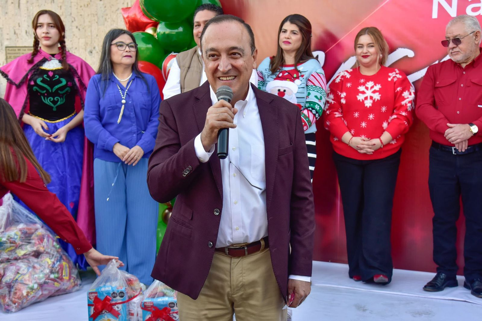 Antonio Menéndez de Llano Bermúdez en un evento público sosteniendo un micrófono