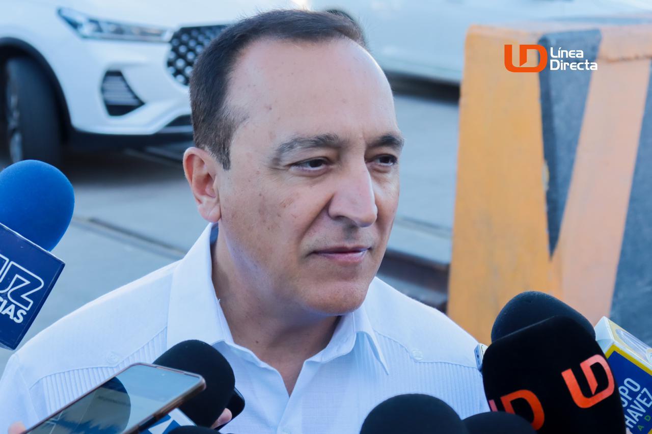 Alcalde Antonio Menéndez de Llano Bermúdez hablando con los medios