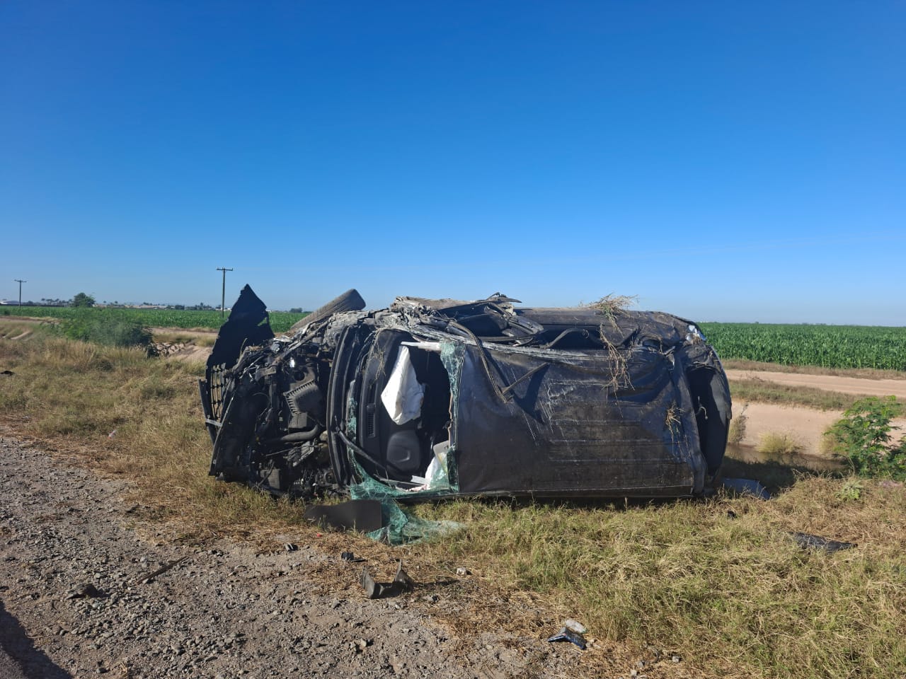 Camioneta volcada y sumamente dañada después de un aparatoso accidente