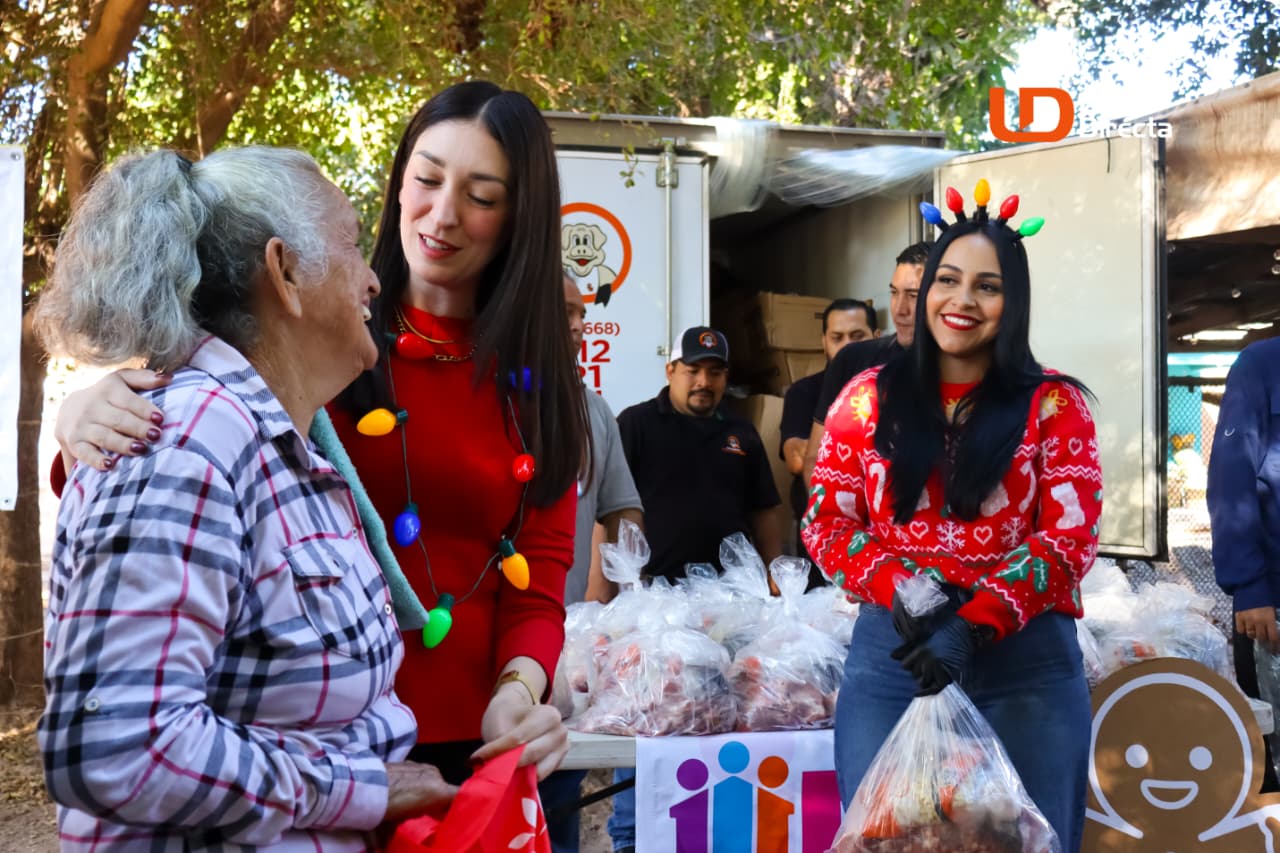 Personas entregando bolsas con alimento a vecinos de comunidades en situación de vulnerabilidad