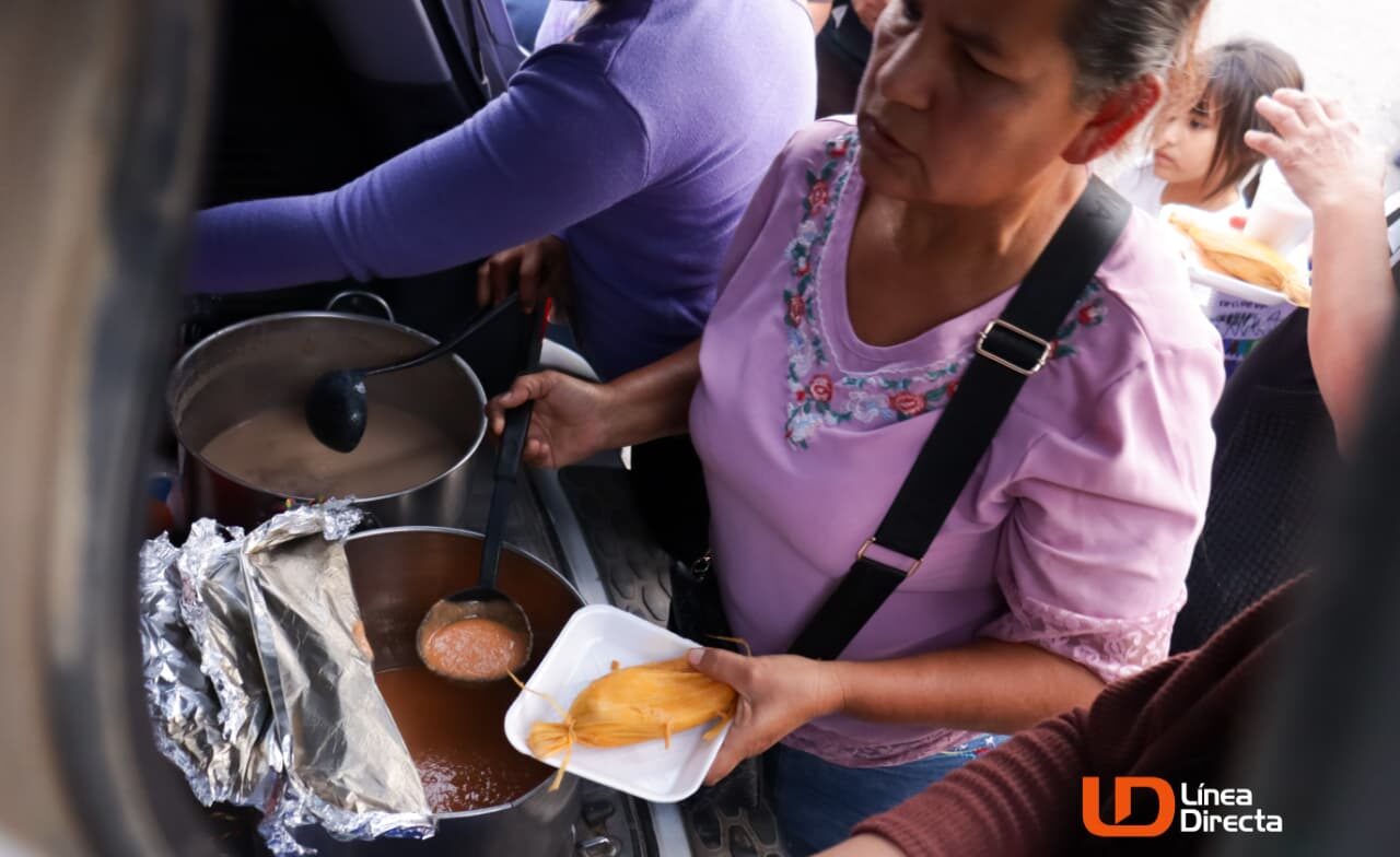 Jesús Robles y su familia ofrecen comida en el Hospital General de Los Mochis