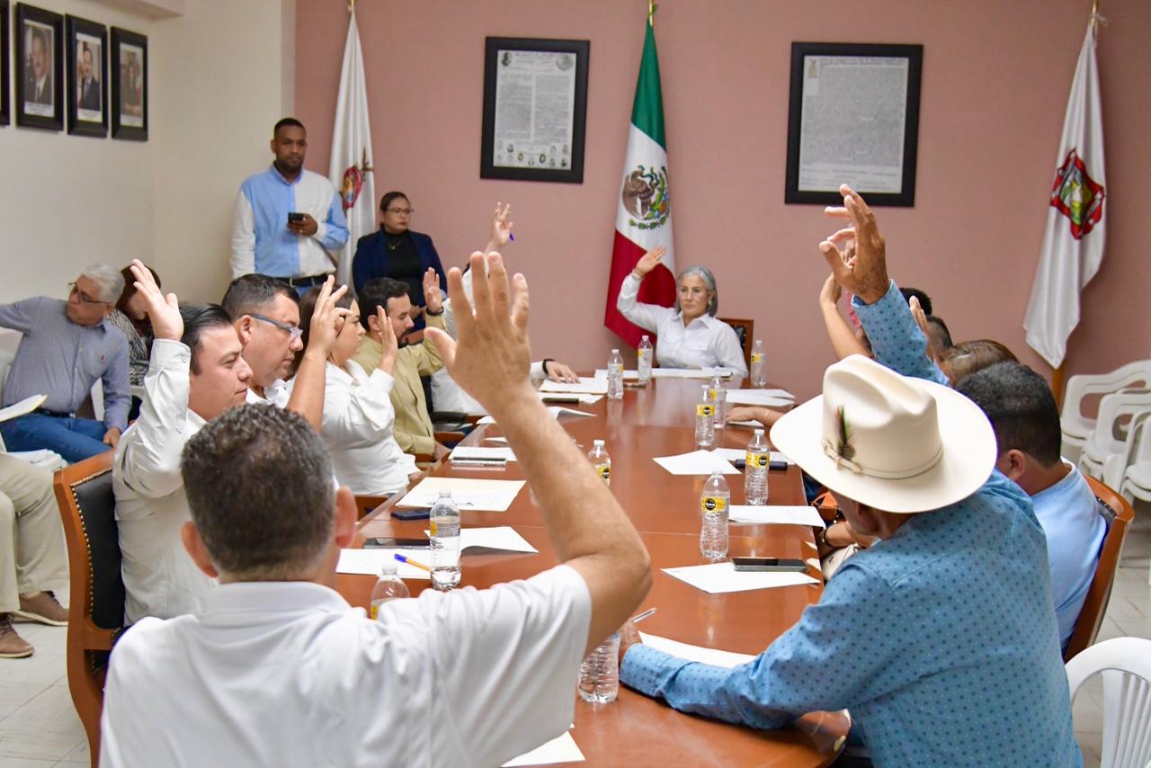 Alcaldesa y autoridades de Salvador Alvarado con el brazo levantado votando