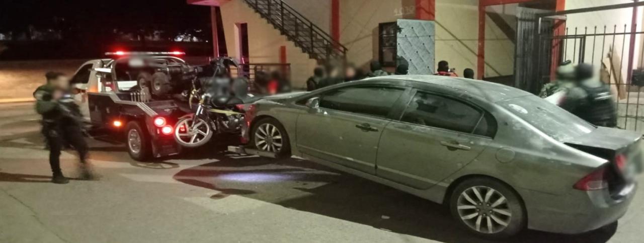Vehículo montado en una grúa de la Policía Estatal