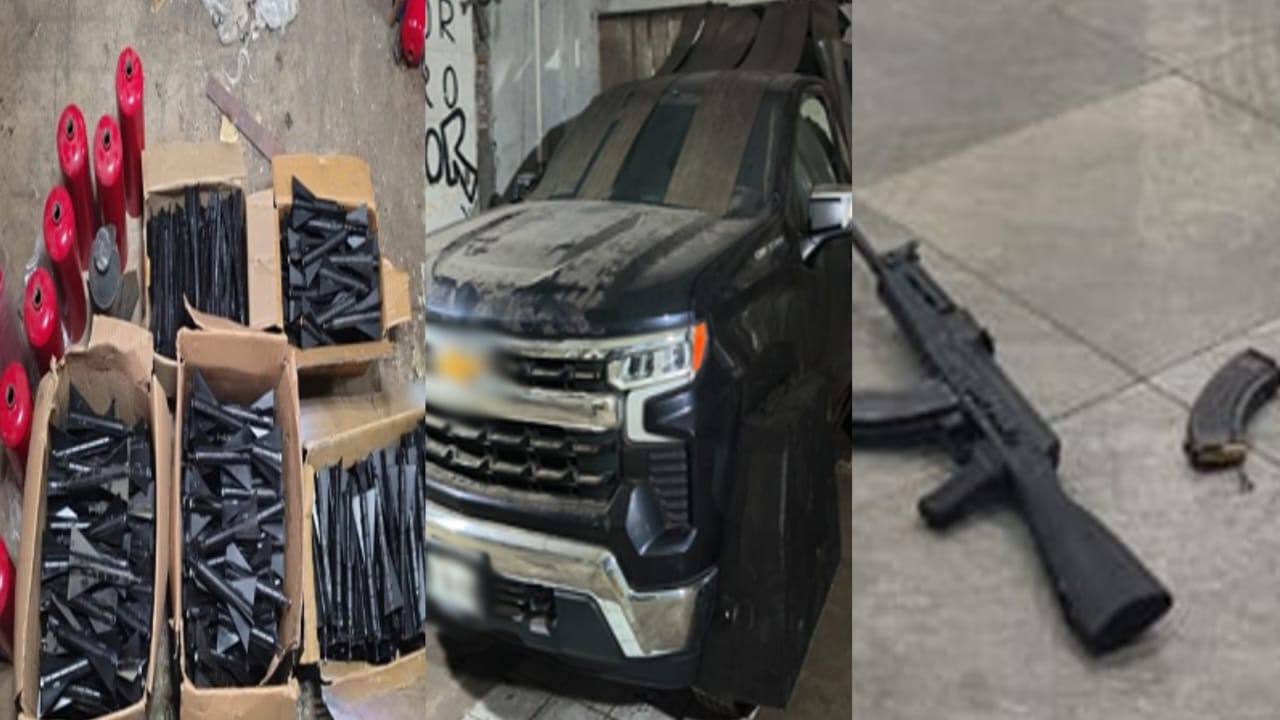 Explosivos en gran cantidad dentro de una caja, una camioneta negra y armas largas en el suelo